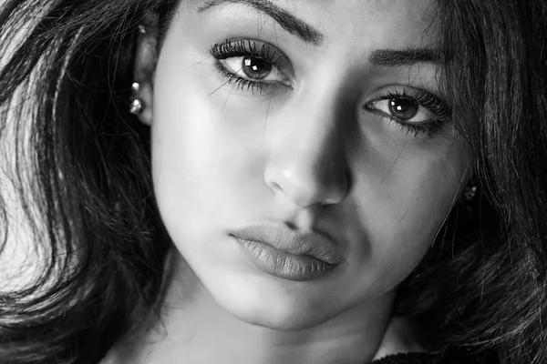 Gyönyörű nő portré closeup, fekete-fehér — Stock Fotó