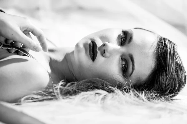 Mulher loira deitado e olhando preto e branco — Fotografia de Stock
