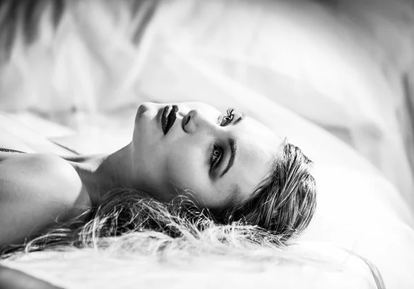 Blonďatá žena leží černá a bílá — Stock fotografie