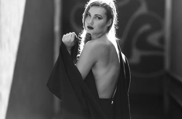 Mulher loira mostrando suas costas nuas preto e branco — Fotografia de Stock
