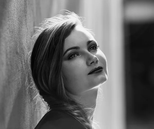 Mujer rubia sonriendo en la ciudad en blanco y negro —  Fotos de Stock