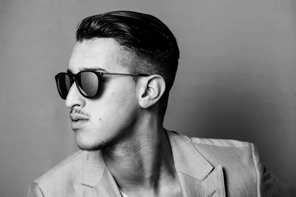 Man wearing sunglasses profile black and white — Stock Photo, Image