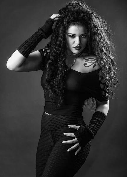 Transgressive and beautiful rocker girl posing black and white — Stock Photo, Image