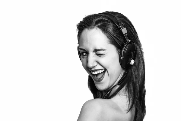 Piscando menina ouvindo música preto e branco — Fotografia de Stock