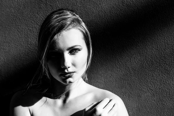 Женское лицо в полусветлом черно-белом — стоковое фото