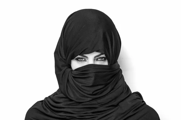 Schönes Mädchen trägt eine schwarz-weiße Burka — Stockfoto