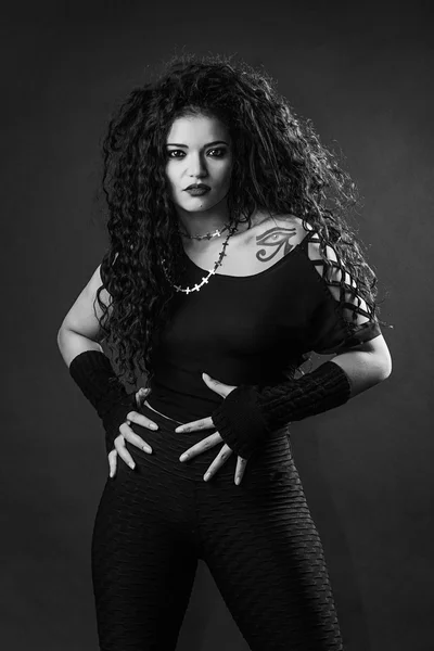 Hermosa chica rockera posando en blanco y negro — Foto de Stock