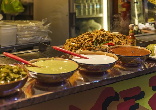 Puesto de comida mexicana con salsas en Camden Town — Foto de Stock