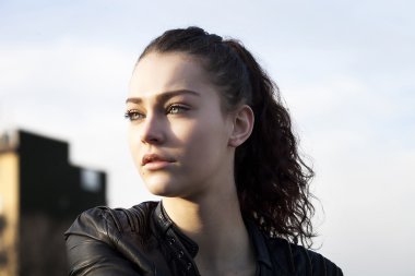 Şehirde bir kenara arıyorum güzel gözlü kız