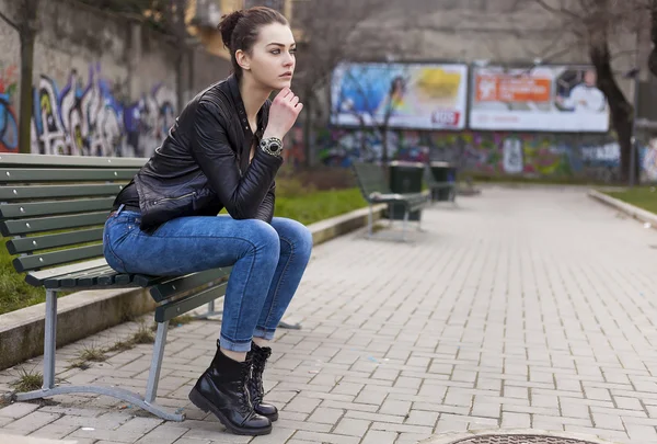 Bella ragazza seduta su una panchina — Foto Stock