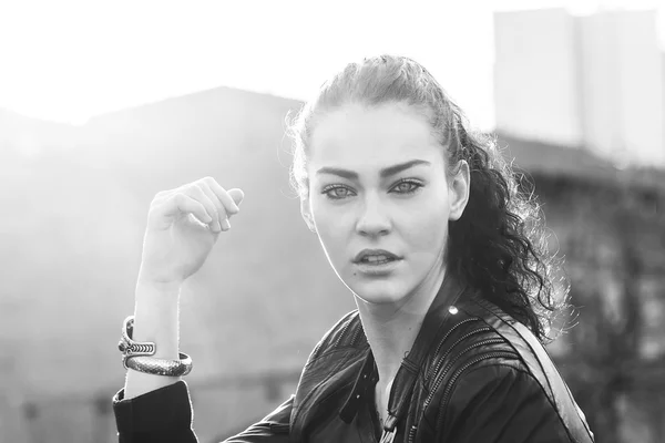 Disappointed girl in the city black and white — Stock Photo, Image