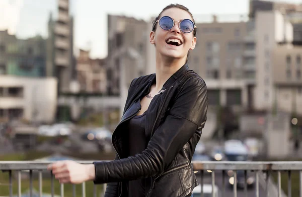 Ragazza che indossa occhiali da sole ridere in città — Foto Stock