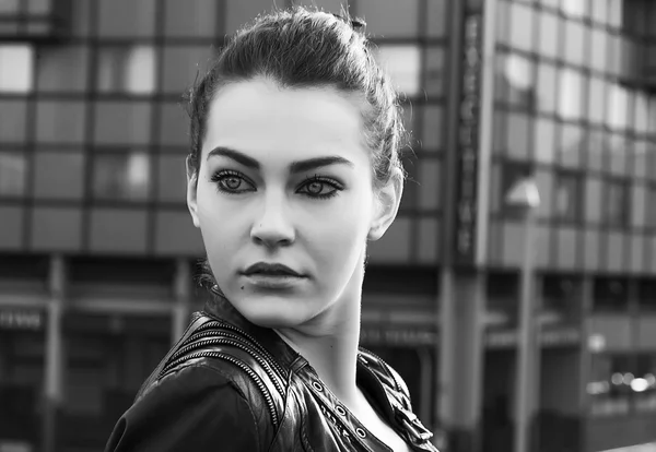 Girl with gorgeous eyes in the city black and white — Stock Photo, Image