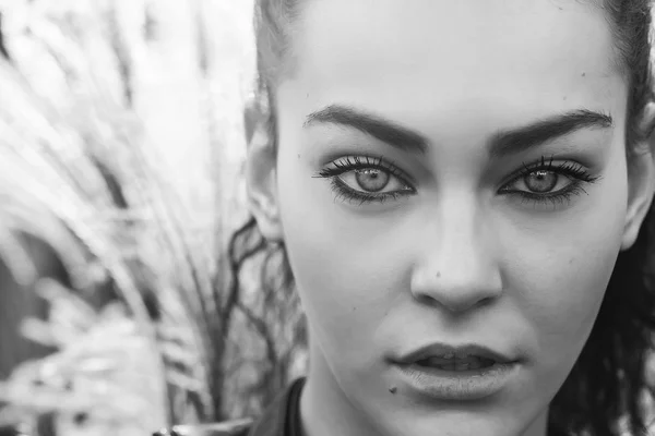 Girl with gorgeous eyes in the nature black and white — Stock Photo, Image