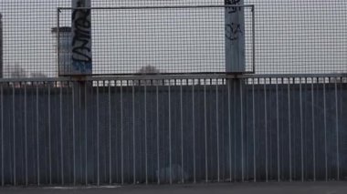 Sokakta yürüyen güzel ve çılgın kız