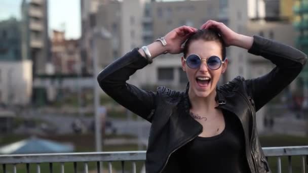 A város gyönyörű és őrült lány — Stock videók