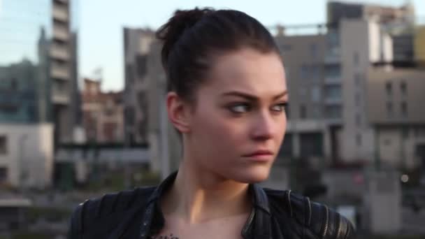 Şehrin güzel ve ciddi bir kız ifadeler — Stok video