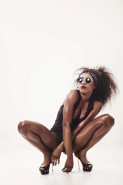 아름 다운 아프리카 모델 그녀의 발뒤꿈치에 앉아서 앞 포즈 — 스톡 사진