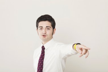 Sarhoş işadamı işaret