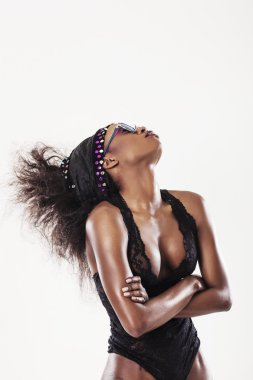 Yukarı bakarak güzel Afrikalı model