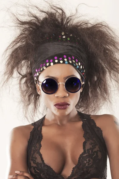 Όμορφη αφρικανικό μοντέλο φορώντας γυαλιά ηλίου και πολύχρωμο μαντήλι — Φωτογραφία Αρχείου