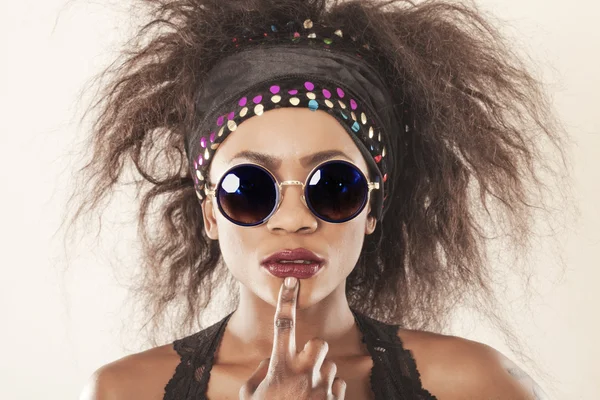 Thoughtful beautiful african model wearing sunglasses and colorf — Stock Photo, Image