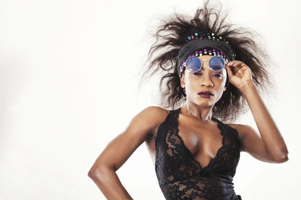 Afrikanisches Model nimmt Sonnenbrille ab und blickt in Kamera — Stockfoto