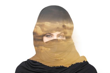 Burqa ve günbatımı bulutlar giyen kadın çift pozlama