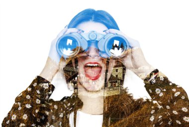 Bir dürbün ve dağ arayan kız çift pozlama 