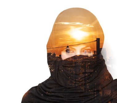 Burqa ve cityscape günbatımında giyen kadın çift pozlama
