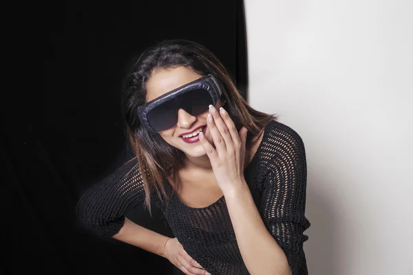 Hermosa mujer con gafas de sol de esquí y riendo — Foto de Stock