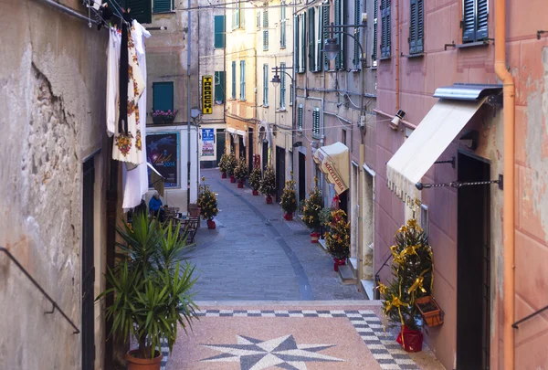 Bunte straße in albissola marina, ligurien in weihnachtszeit — Stockfoto