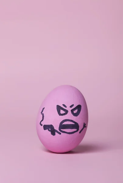 Killer egg with a gun vertical — Stock Photo, Image