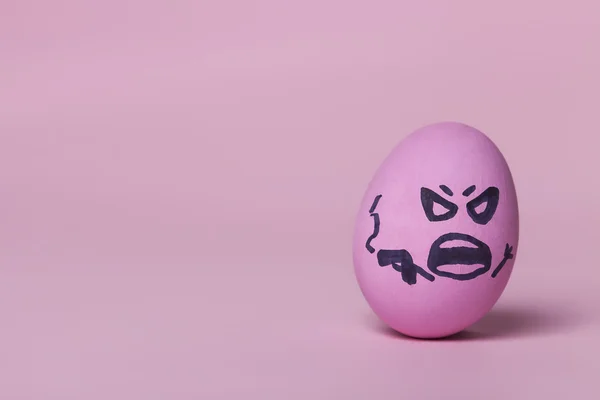 Killer egg with a gun — Stock Photo, Image