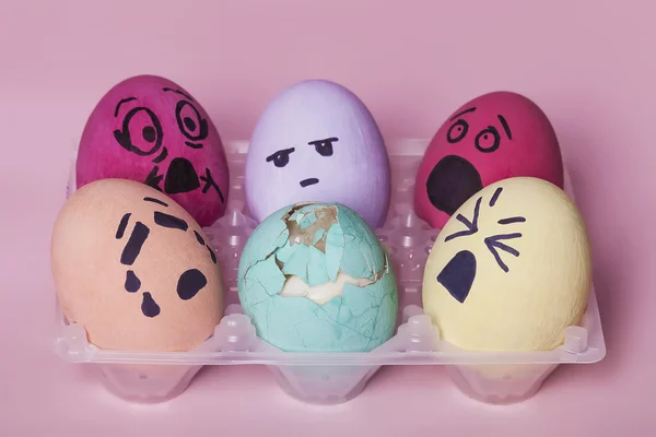 Sekumpulan telur yang dicat bereaksi terhadap telur mati yang patah — Stok Foto