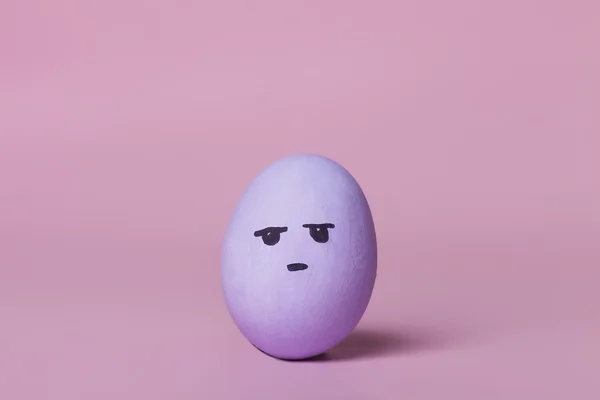 Disapproving purple painted egg — Stock Photo, Image