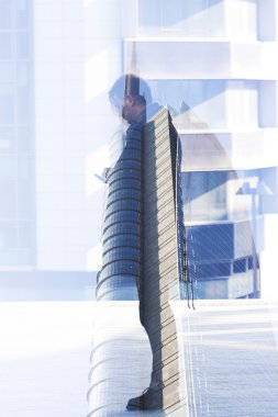 Smartphone ve cityscape bakarak adamın çift pozlama