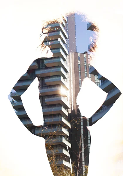 Doppelbelichtung von Model-Posing und Stadtbau — Stockfoto
