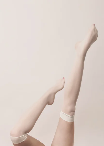Weibliche Beine tragen Pariser Strümpfe und posieren — Stockfoto