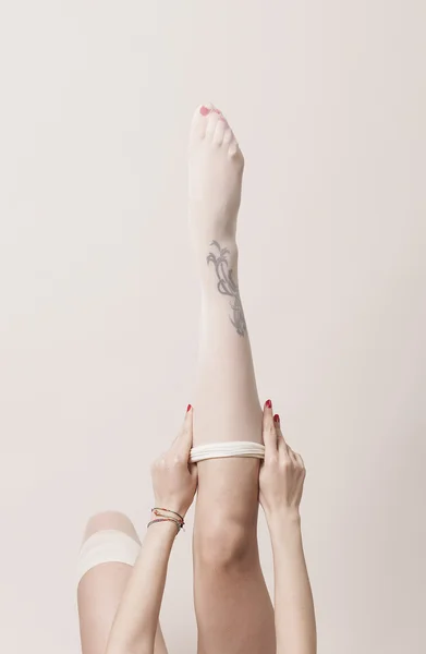 Κοπέλα φορώντας κάλτσες παρισινό — Φωτογραφία Αρχείου