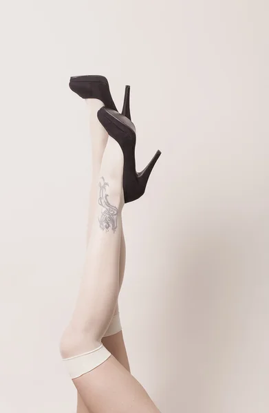 Kobiece nogi sexy pozycja profil sobie paryskich pończochy i Zdjęcie Stockowe