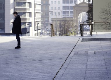 Şehirde onun smartphone bakıyorsun adam