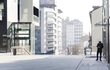 Smartphone şehrin bakıyorsun adam