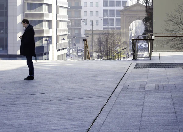 Hombre mirando su teléfono inteligente en la ciudad —  Fotos de Stock