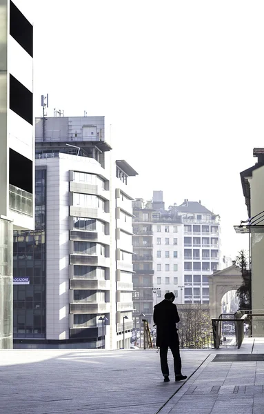 Männersilhouette in der Stadt — Stockfoto