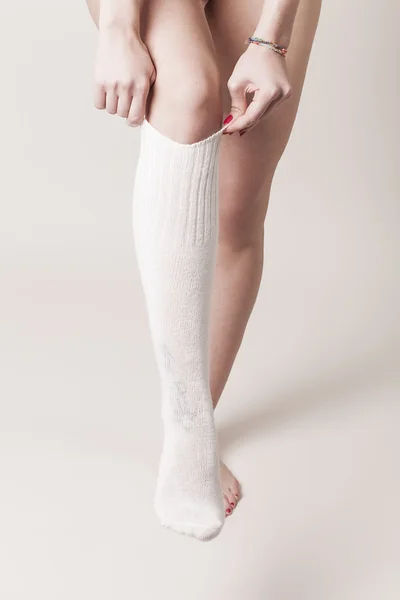Menina vestindo meias brancas — Fotografia de Stock