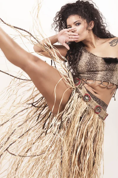 Samba-Tänzerin in primitivem Kostüm tritt auf — Stockfoto