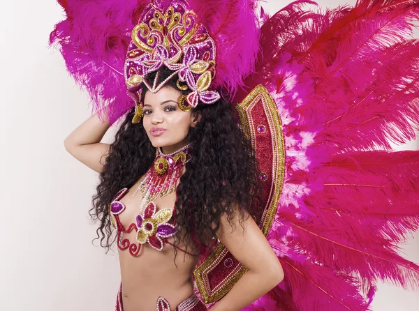 Samba dancer wearing traditional pink costume while posing and s — Stock Photo, Image