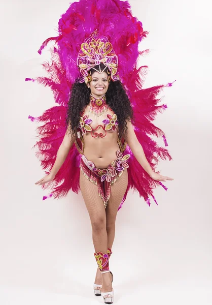 Dançarino brasileiro de samba vestindo traje rosa tradicional e smil — Fotografia de Stock