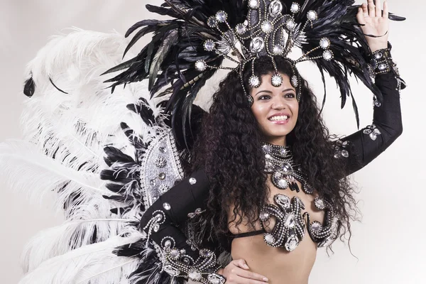 Bella ballerina di samba che indossa costumi tradizionali in bianco e nero — Foto Stock